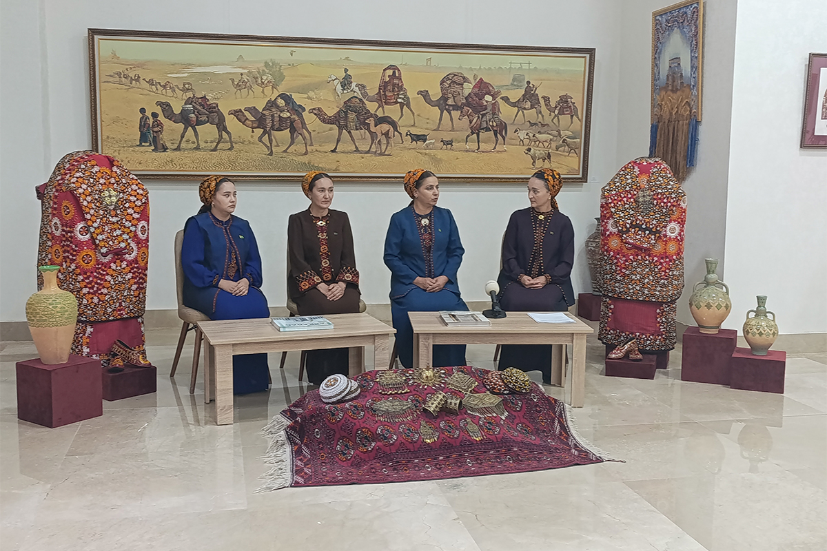 "Zenanlar ýaşaýşyň gözelligi" atly tegelek stoluň başyndaky söhbetdeşlik